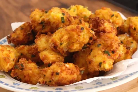 Bolinho de arroz crocante por fora e macio por dentro, para 