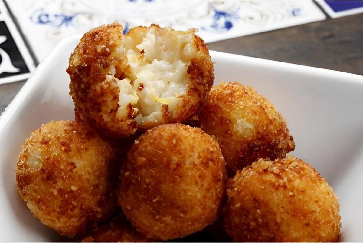 Bolinho de arroz recheado com queijo aproveite o arroz que s