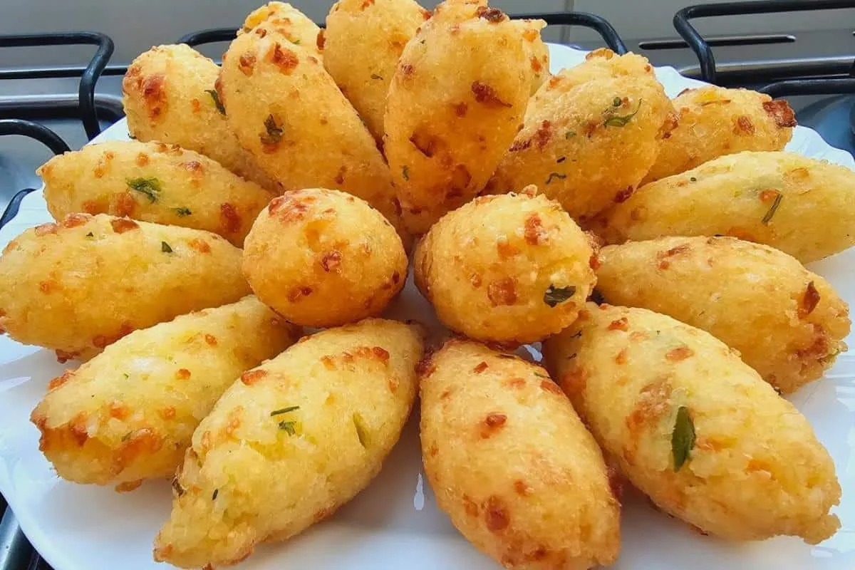 Bolinho de arroz sequinho com queijo que é uma delícia e tod