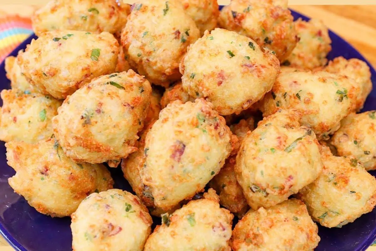 Bolinho de arroz sequinho e crocante bem temperadinho para q