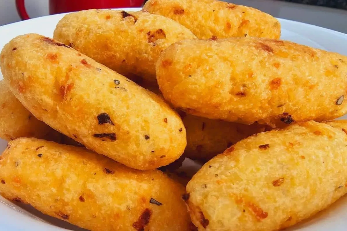 Bolinho de arroz sequinho e crocante com queijo que é simple