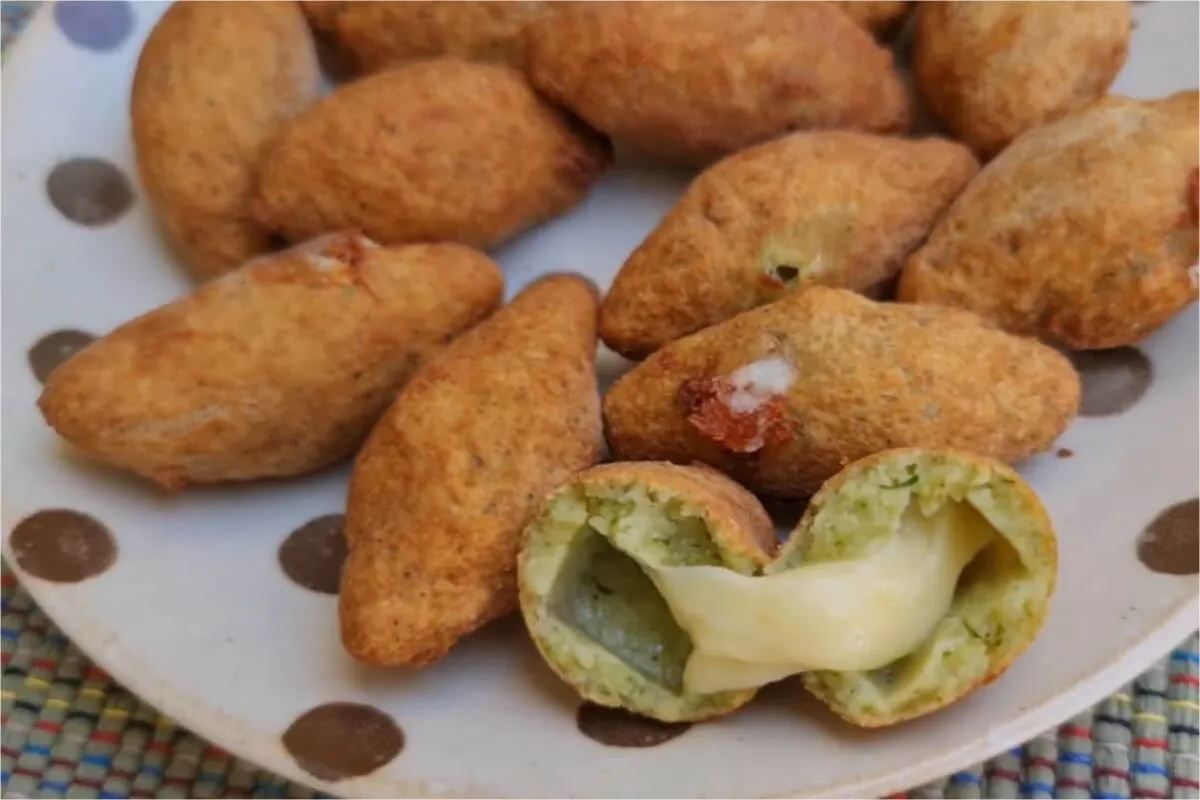 Bolinho de arroz sequinho e dourado, a melhor forma de aproveitar as sobras com muito sabor
