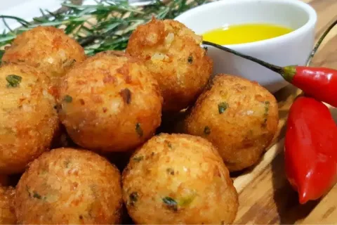 Bolinho de bacalhau com batata: fica sequinho por fora e mol