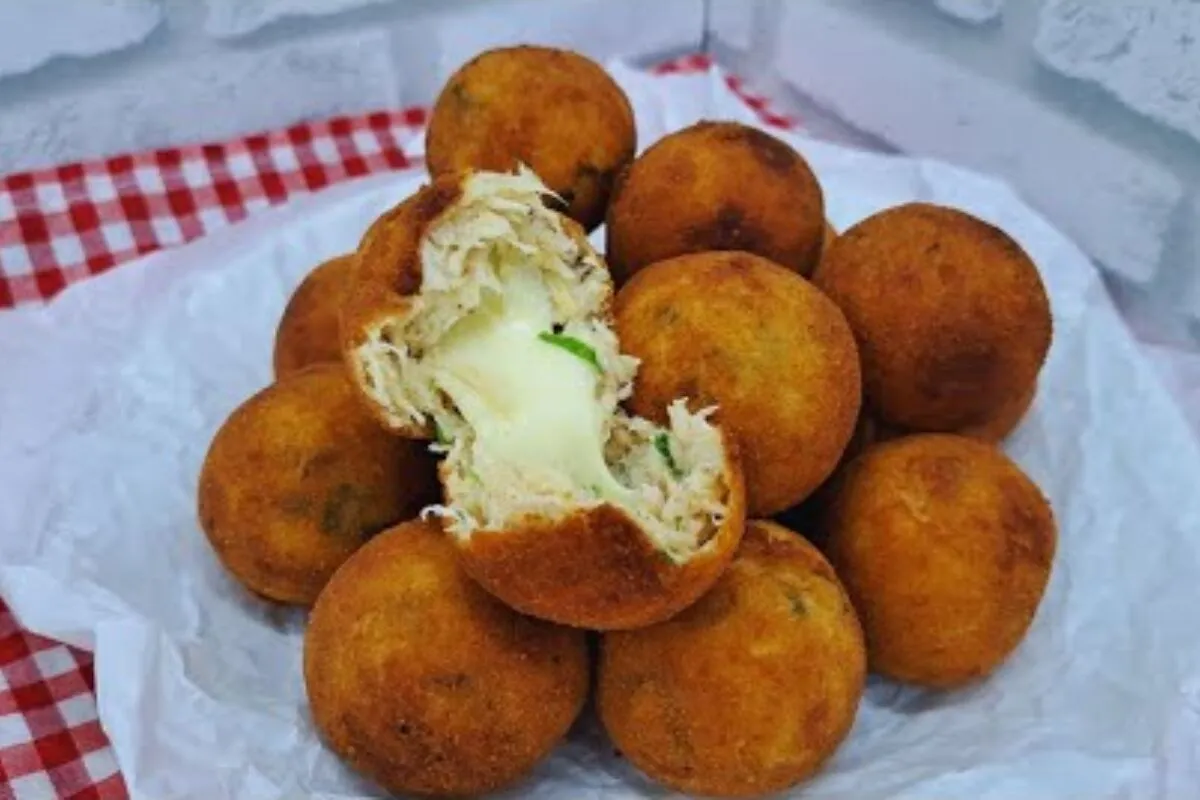 Bolinho de batata com frango e recheio de queijo: poucos ingredientes, fácil e delicioso
