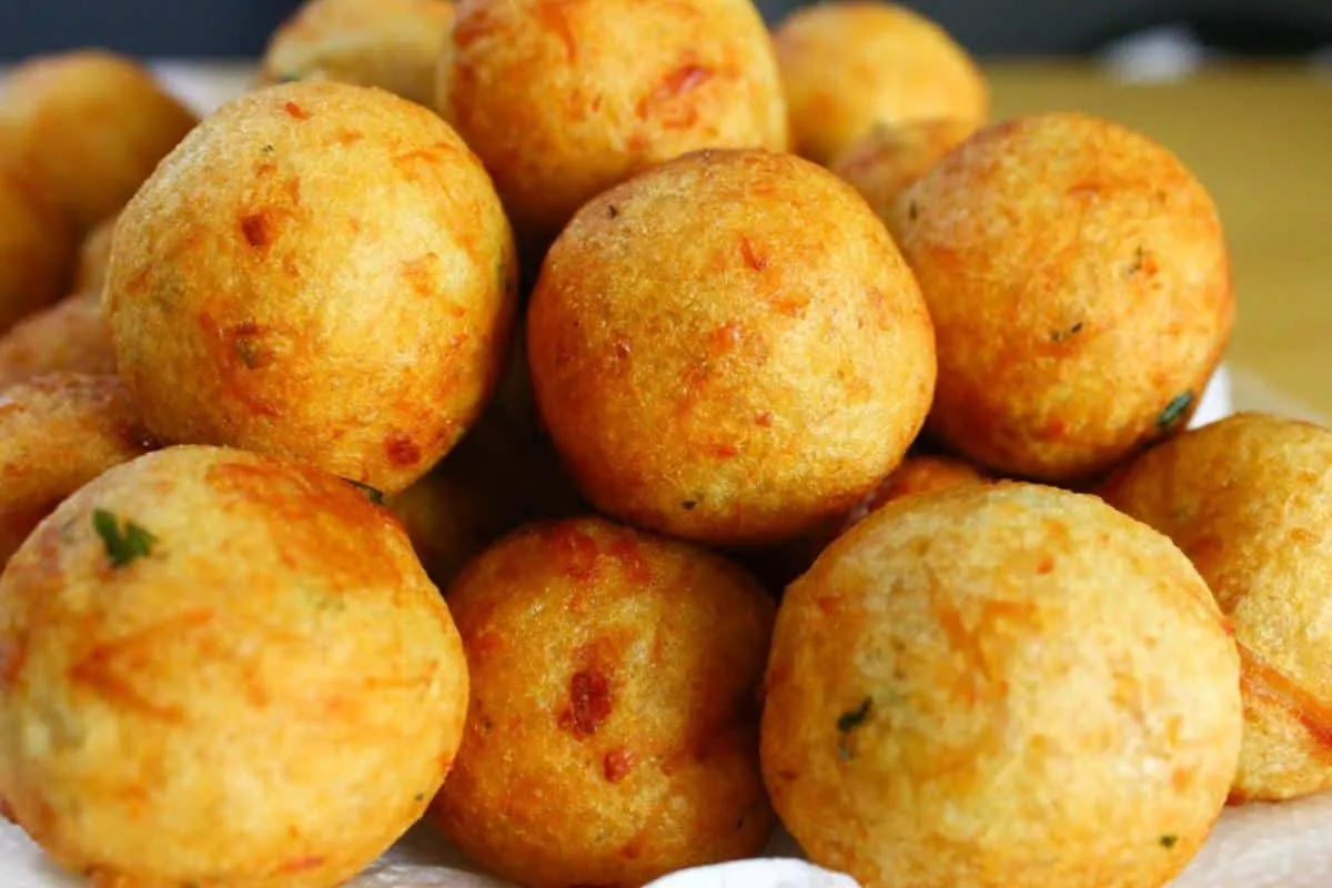 Bolinho de batata com frango parece salgado de lanchonete e