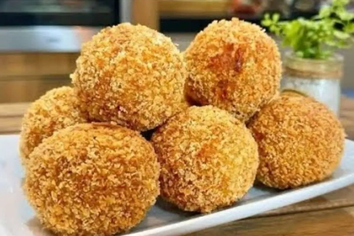 Bolinho de batata crocante por fora e cremoso por dentro: pe