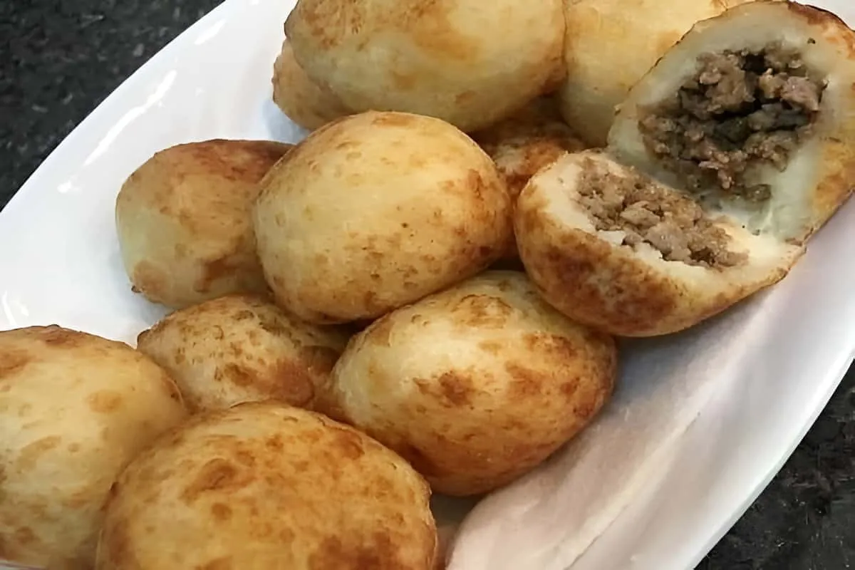 Bolinho de batata frito recheado com carne moída receita que