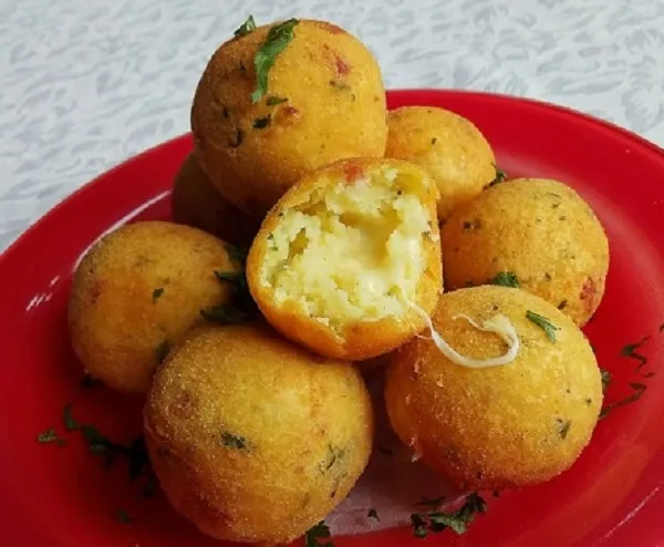 Bolinho de Batata Recheado com Queijo