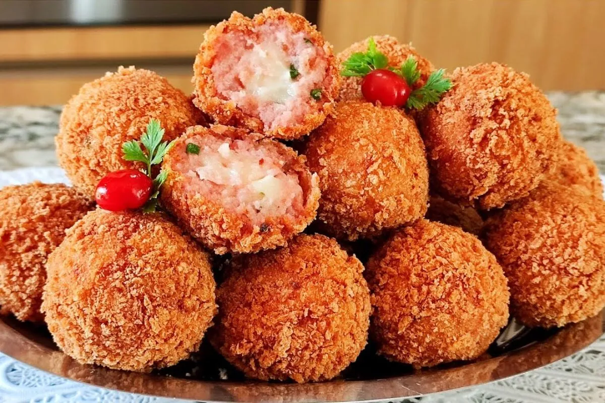 Bolinho de calabresa frito crocante por fora, macio por dent
