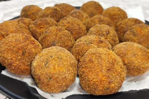 Bolinho de carne crocante e suculento por dentro: parece por
