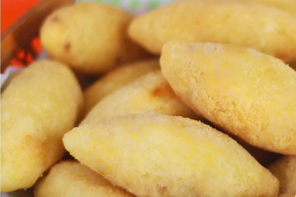 Bolinho de carne frito que fica sequinho e a massa só vai 1