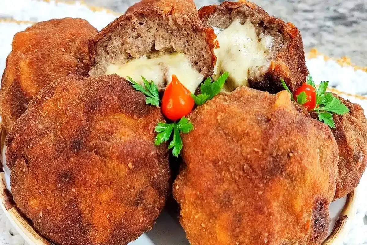 Bolinho de carne moída com queijo: uma delícia irresistível