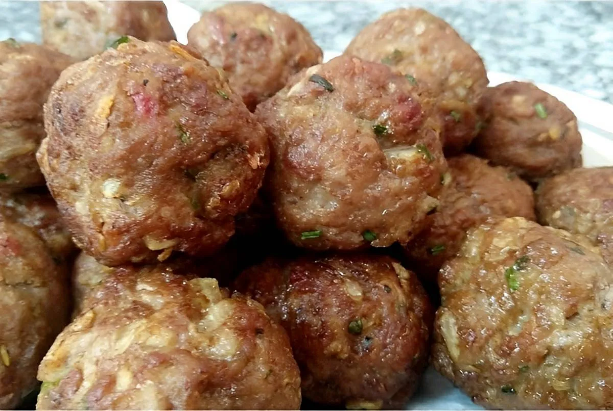 Bolinho de carne simples e prático para servir como bolinho