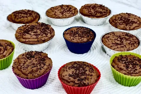 Bolinho de chocolate fácil e fofinho para festinhas de anive