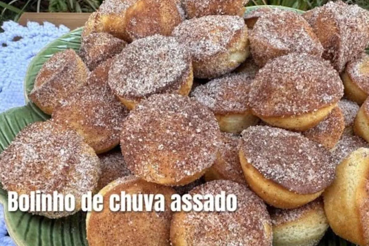 Bolinho de chuva assado e açúcarado para o lanche da tarde s