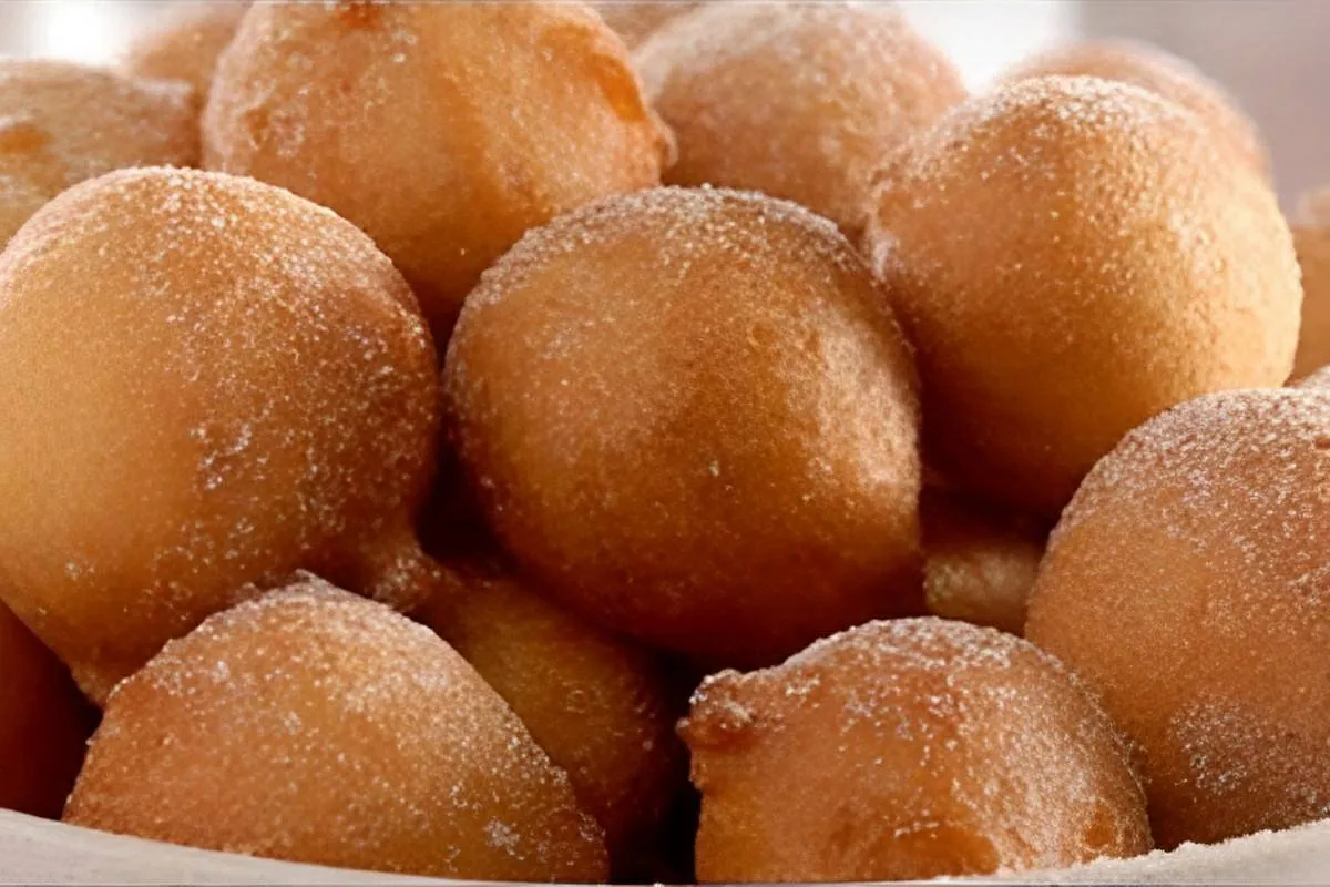 Bolinho de chuva com banana fofinho e perfeito para servir n