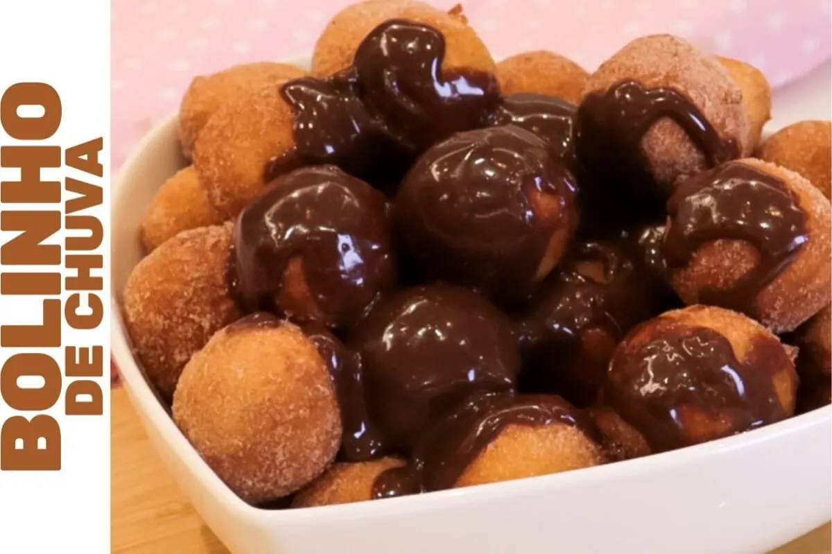 Bolinho de chuva com calda de chocolate, fofinho e perfeito