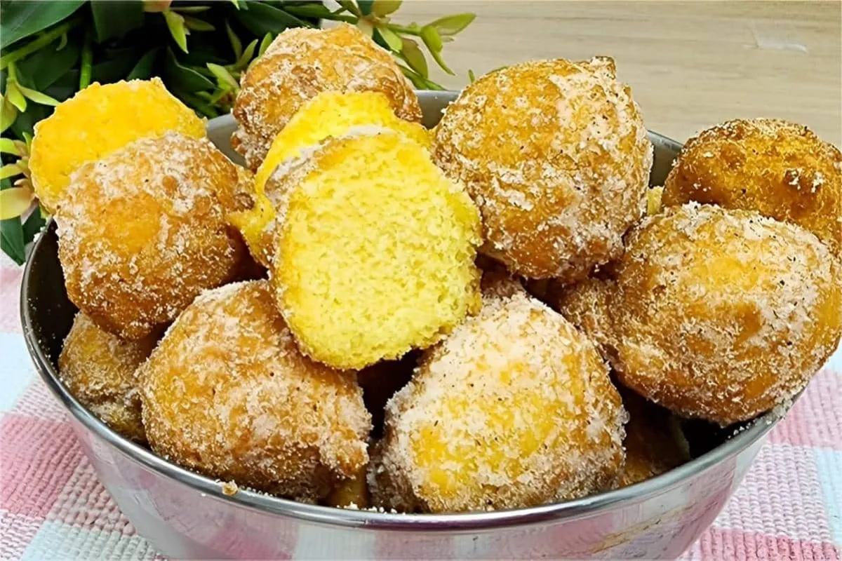 Bolinho de chuva de fubá fofinho levinho e macio uma delícia