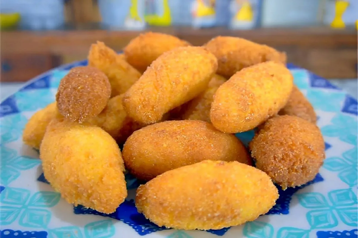 Bolinho de chuva de fubá uma novidade deliciosa e fácil de f