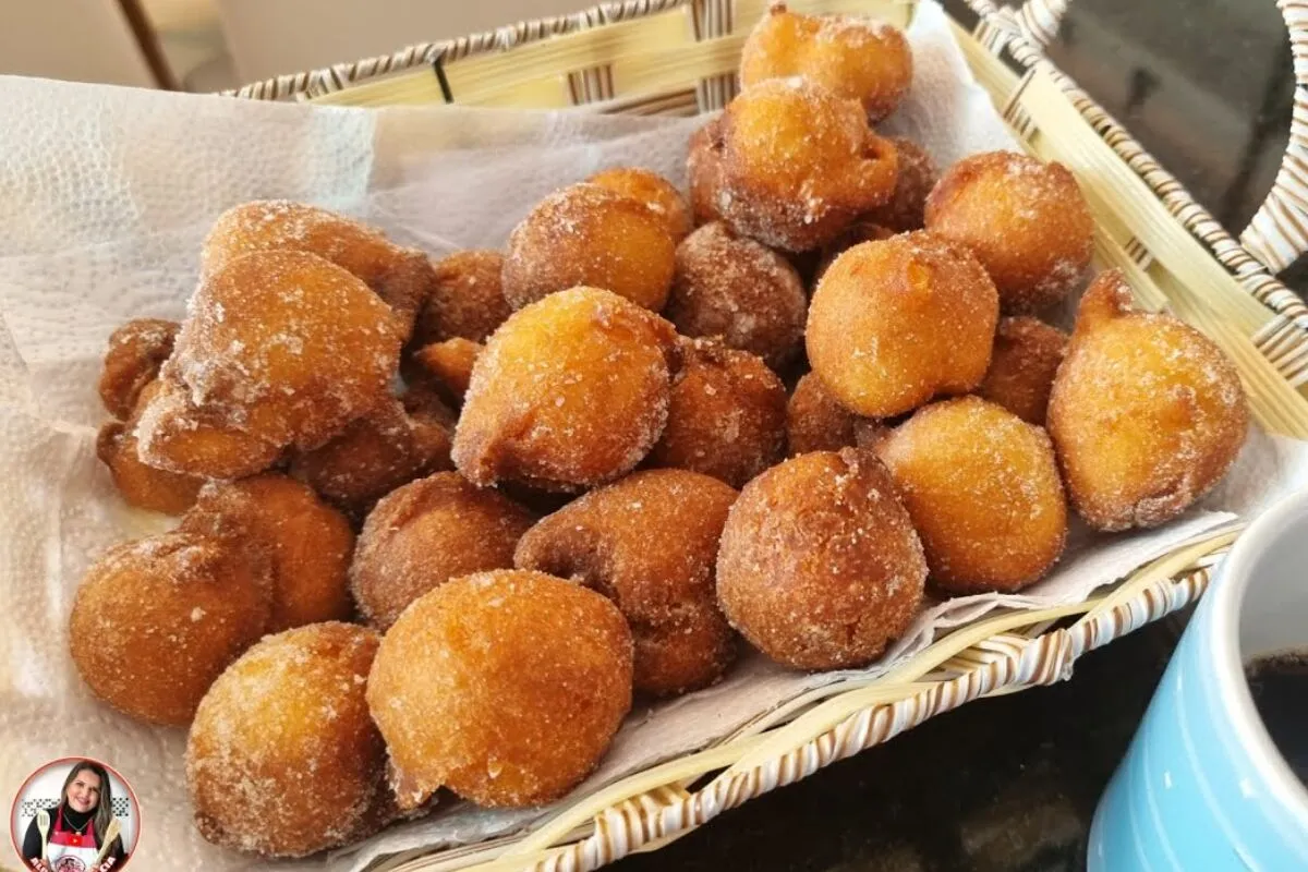 Bolinho de chuva de laranja delicioso e macio que desmancha