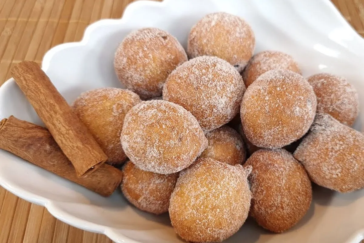 Bolinho de chuva recheado, uma delícia com recheio de brigad