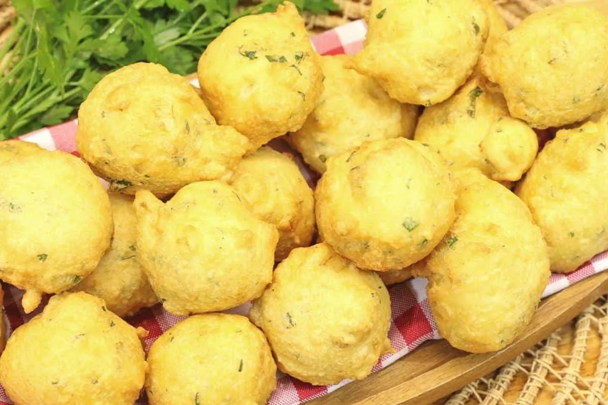 Bolinho de chuva salgado que todo mundo vai adorar na hora d
