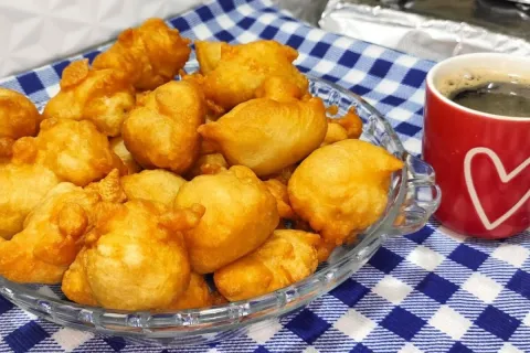 Bolinho de chuva salgado sem lactose e sem ovo, que fica cro