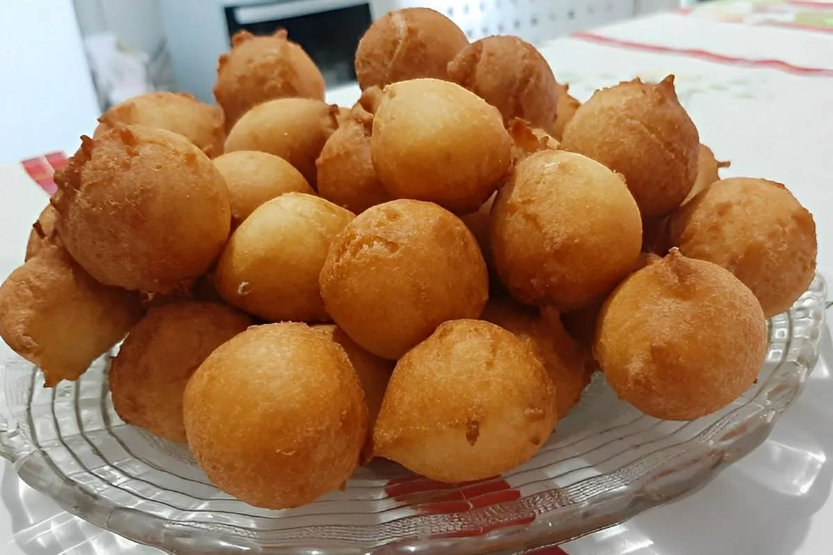 Bolinho de chuva simples e sequinho uma delícia para acompan