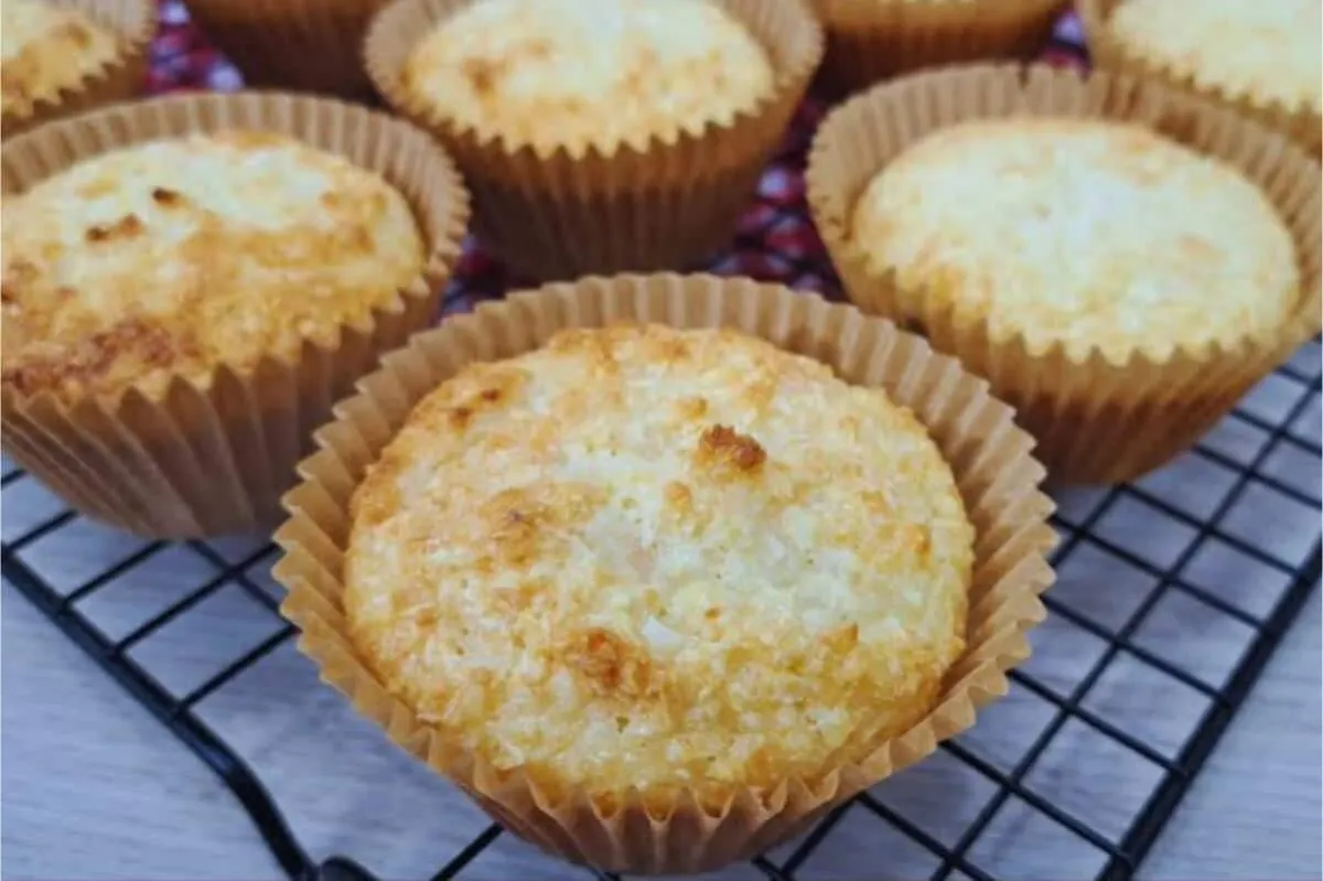 Bolinho de coco com queijo: desmancha na boca e não dá para