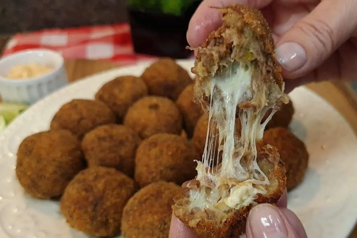 Bolinho de costela com queijo crocante por fora e recheio su
