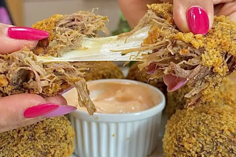 Bolinho de costela crocante por fora e suculento por dentro: