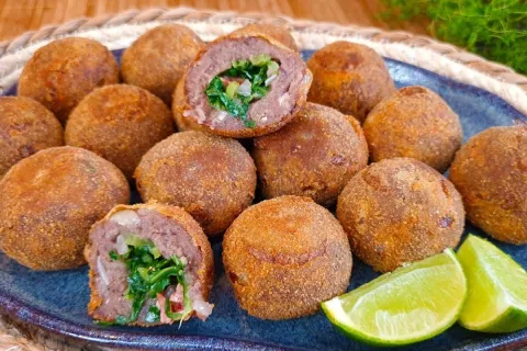 Bolinho de feijoada: ótimo aproveitamento da sobra, fácil de