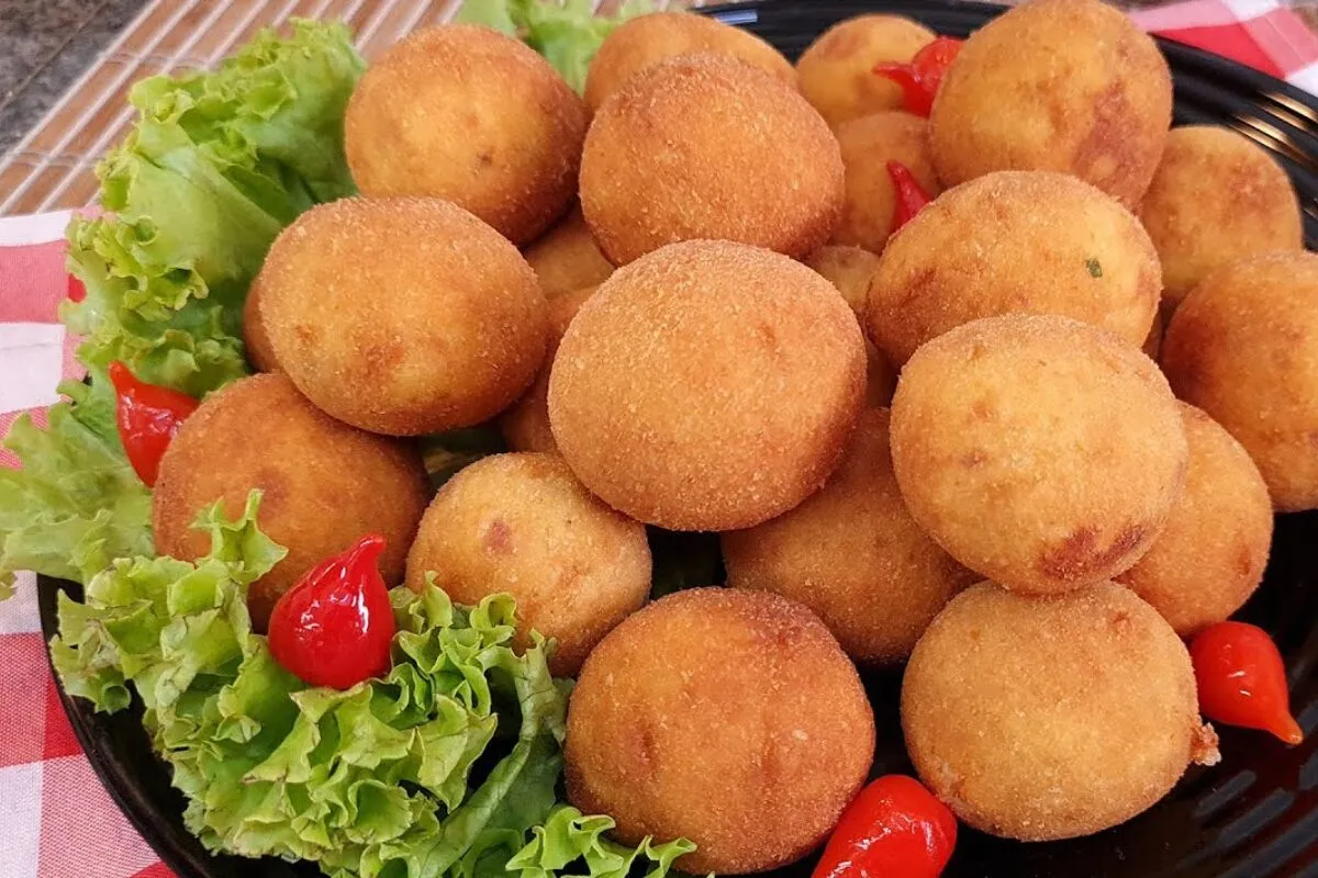 Bolinho de frango com bacon, cebola e salsa: o petisco perfeito para a sua reunião de amigos
