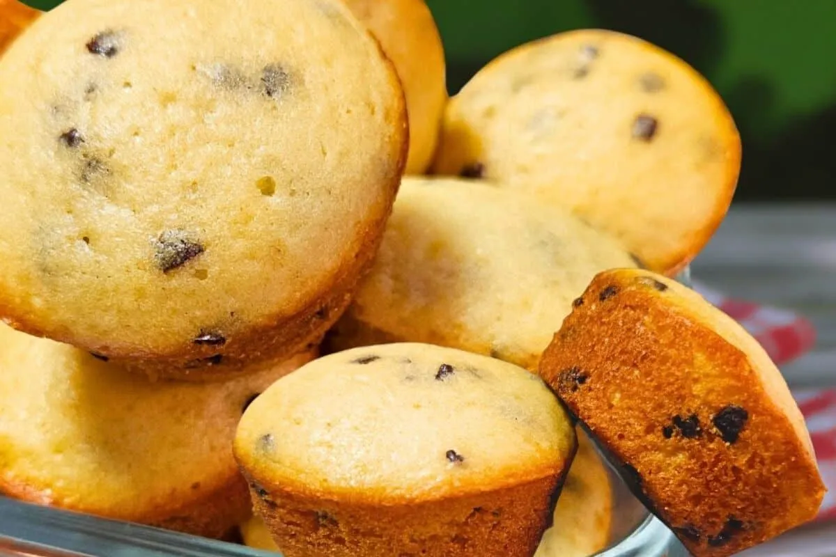 Bolinho de iogurte rápido e fofinho, feito com uma massa tão