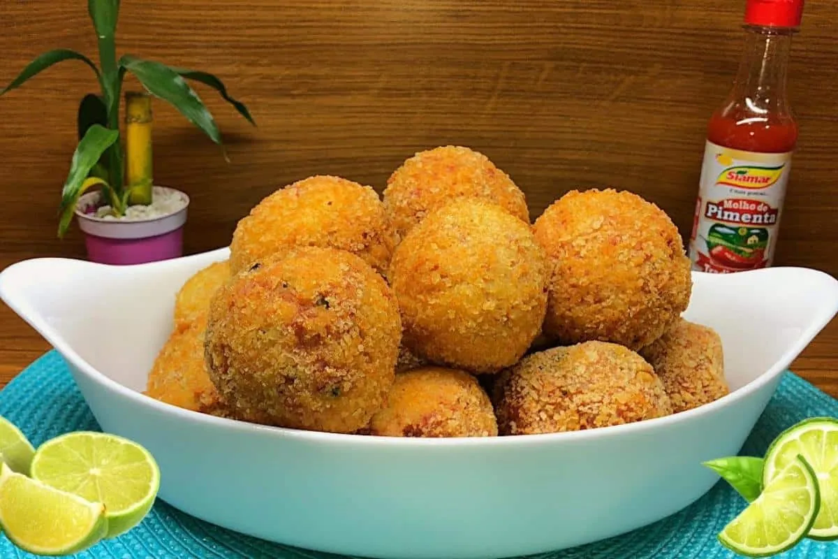 Bolinho de linguiça com queijo: sequinho e crocante igual po