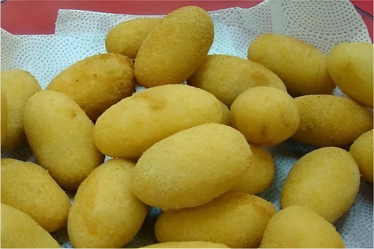 Bolinho de mandioca com carne moída um salgado delicioso do
