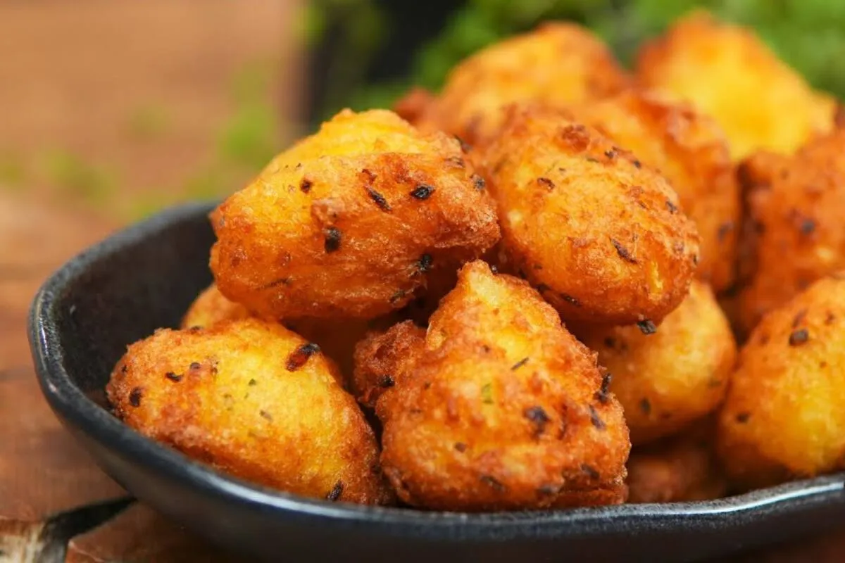 Bolinho de mandioca crocante: perfeito para petiscar com a f