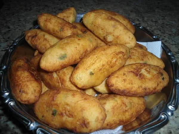 Bolinho de Mandioca Recheado com Queijo e Presunto
