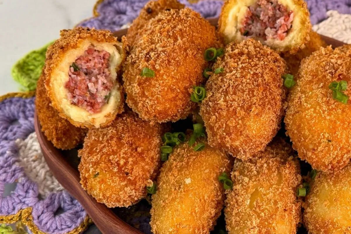 Bolinho de mandioca recheado, crocante por fora e sem farinh