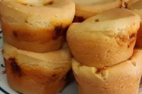 Bolinho de mandioca recheado, um petisco que derrete na boca