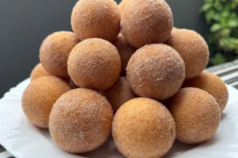 Bolinho de polvilho doce sequinho por fora e macio por dentr