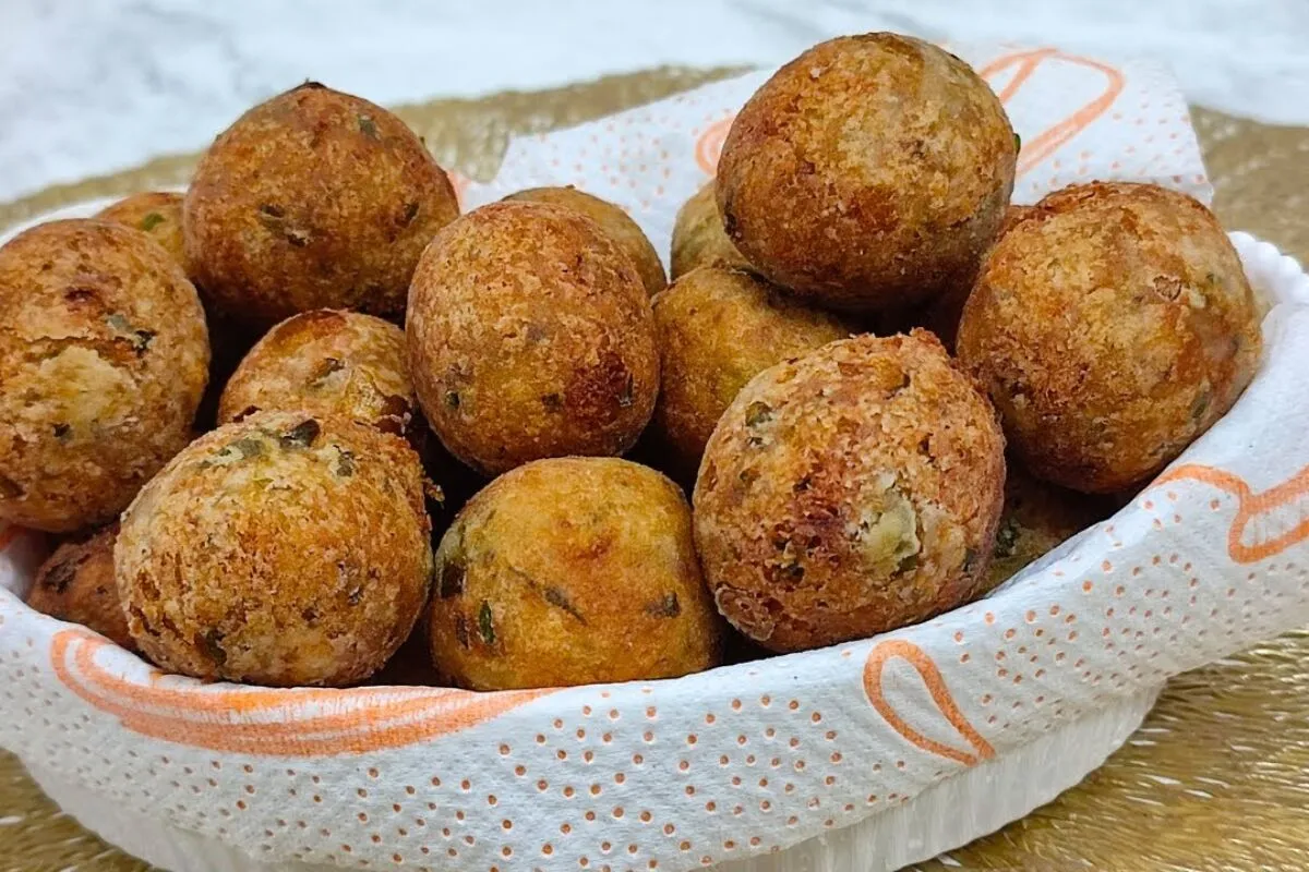 Bolinho de sardinha econômico e saboroso feito com ingredien