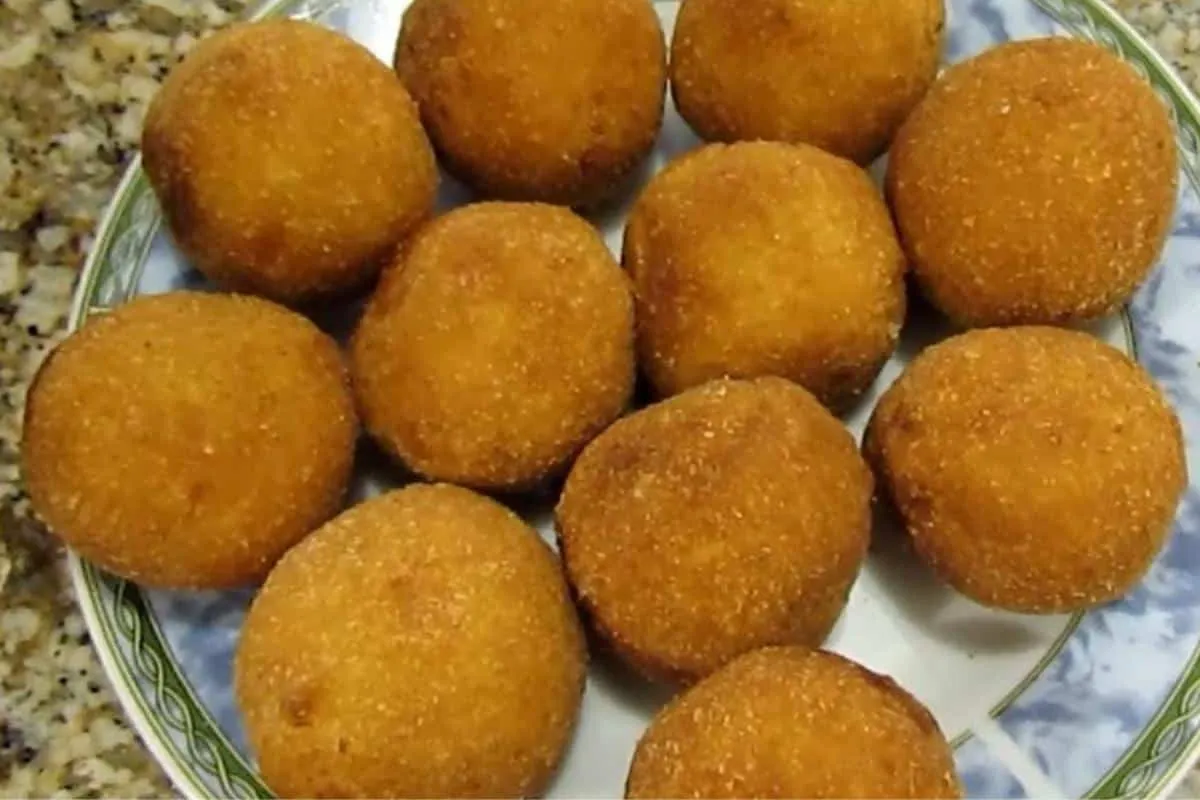 Bolinho salgado de milho: com uma casquinha sequinha e croca