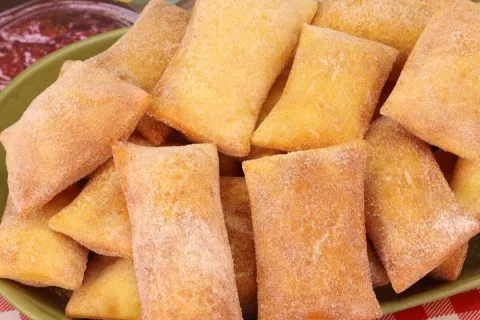 Bolinho sapo simples e fofinho, perfeito para servir com caf