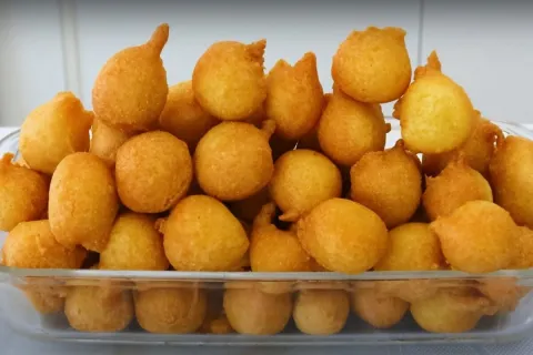 Bolinho sequinho de fubá para o café da manhã que desmancha 