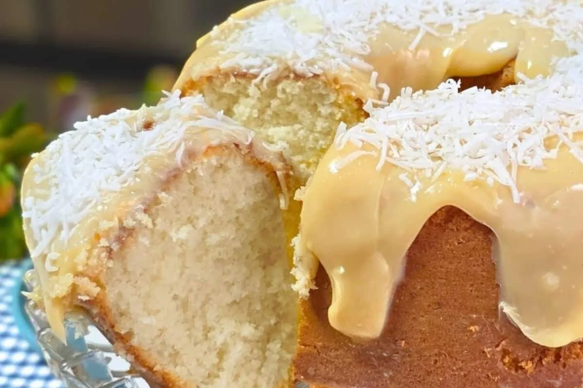 Bolo amanteigado de coco fofinho e muito saboroso para acomp