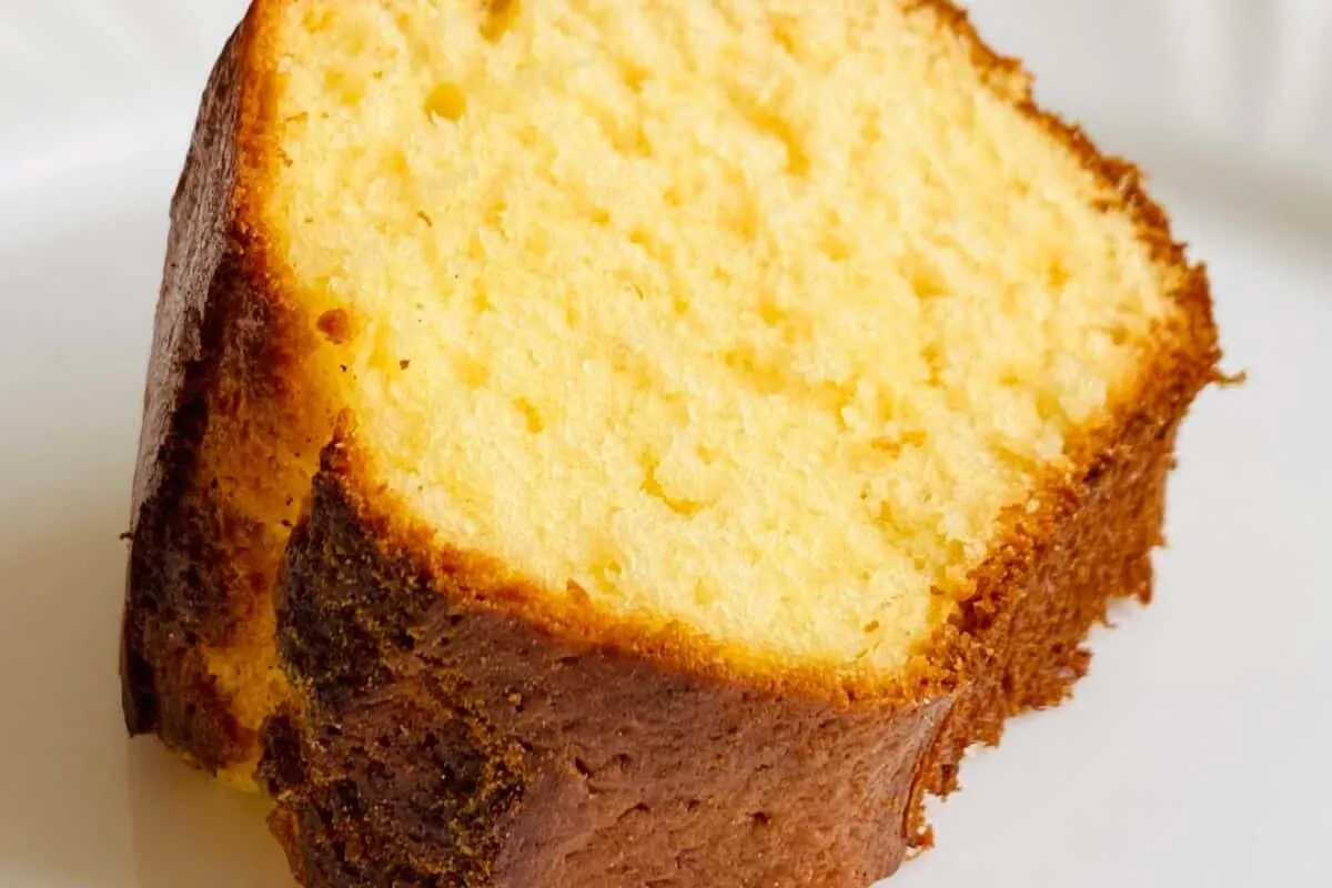 Bolo amanteigado fofinho e perfeito para acompanhar um cafez