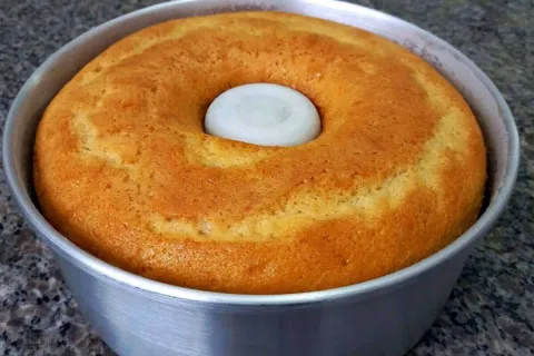 Bolo amanteigado simples e gostoso para fazer agora no café 