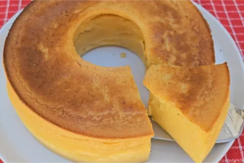 Bolo baeta de milho verde fofinho e suculento para o seu caf