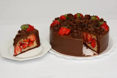 Bolo Bombom de Morango com Brigadeiro Branco